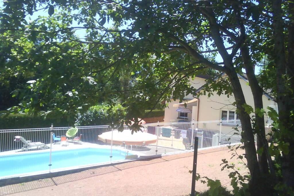 Maison/Gîte familial dans le Jura à 200m du lac avec piscine privée Marigny  Exterior foto