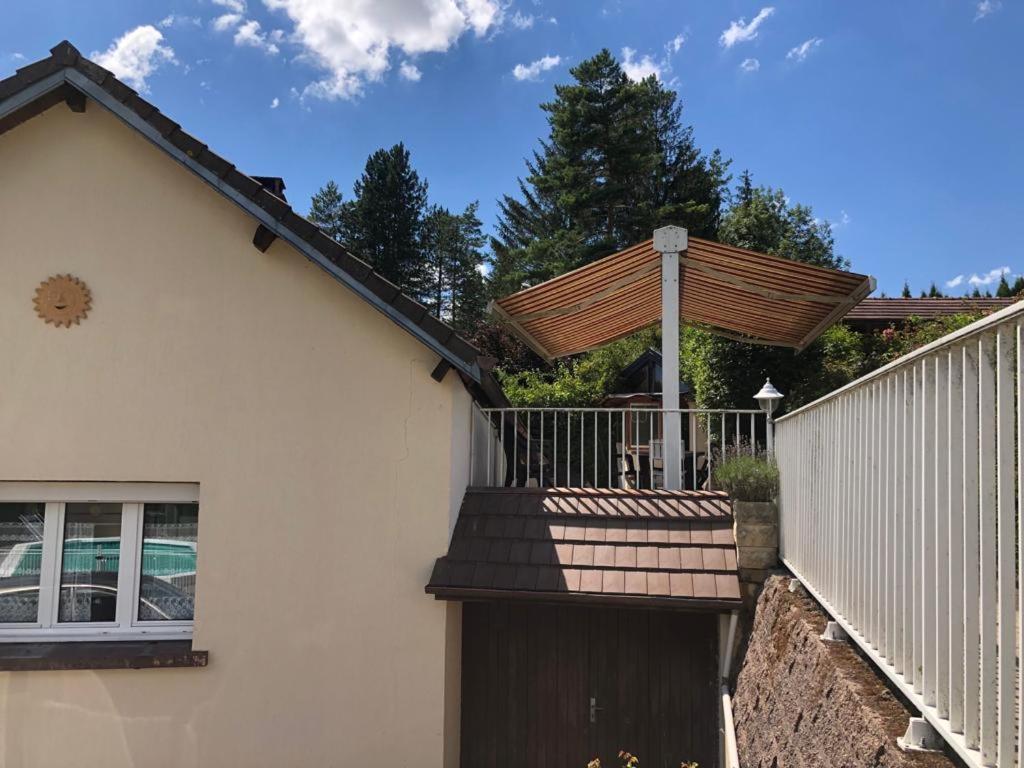 Maison/Gîte familial dans le Jura à 200m du lac avec piscine privée Marigny  Exterior foto