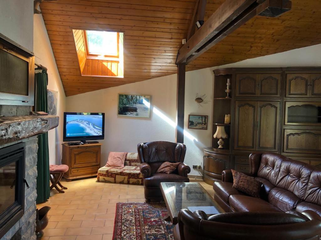 Maison/Gîte familial dans le Jura à 200m du lac avec piscine privée Marigny  Exterior foto
